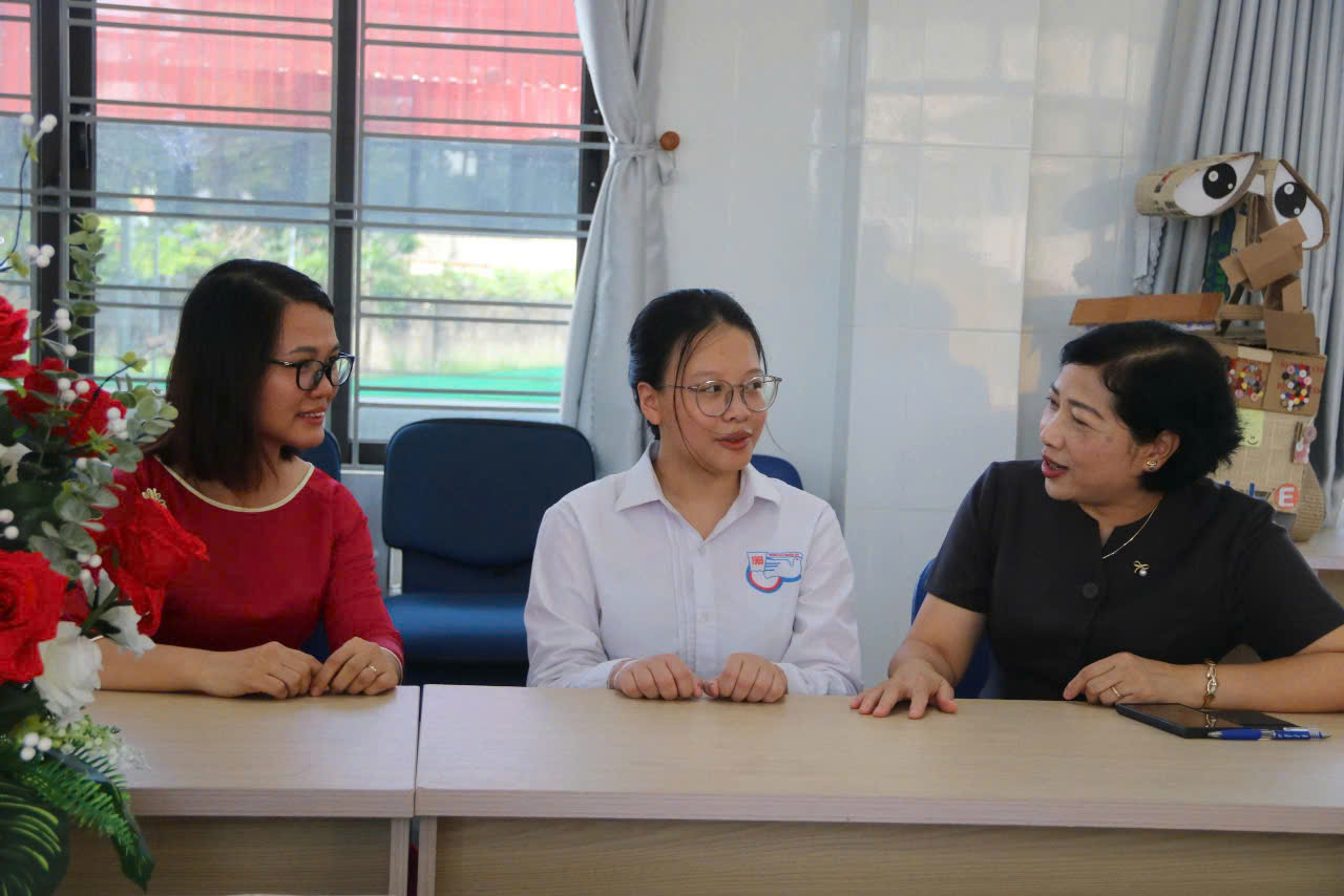 <a href='https://thkhoaichau.hungyen.edu.vn/tin-tuc/giao-duc-hung-yen-khang-dinh-vi-the-ty-le-do-tot-nghiep-thpt-dat-996-co-2-thu-khoa-dat-diem-tuyet-doi-3030.html'>Giáo dục Hưng Yên khẳng định vị thế: Tỷ lệ đỗ tốt nghiệp THPT đạt 99,6%, có 2 thủ khoa đạt điểm tuyệt đối 30/30</a>